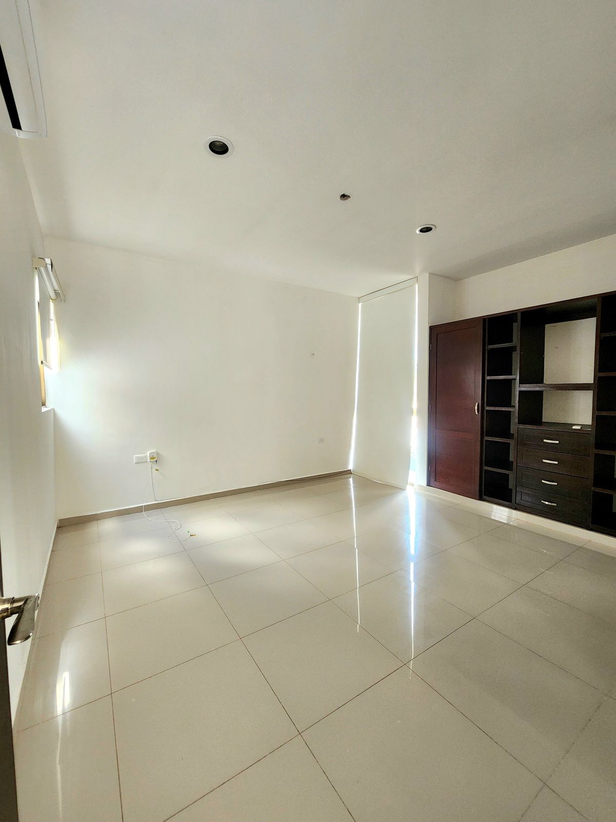 7 de 18: Recámara secundaria 1 con clóset de madera