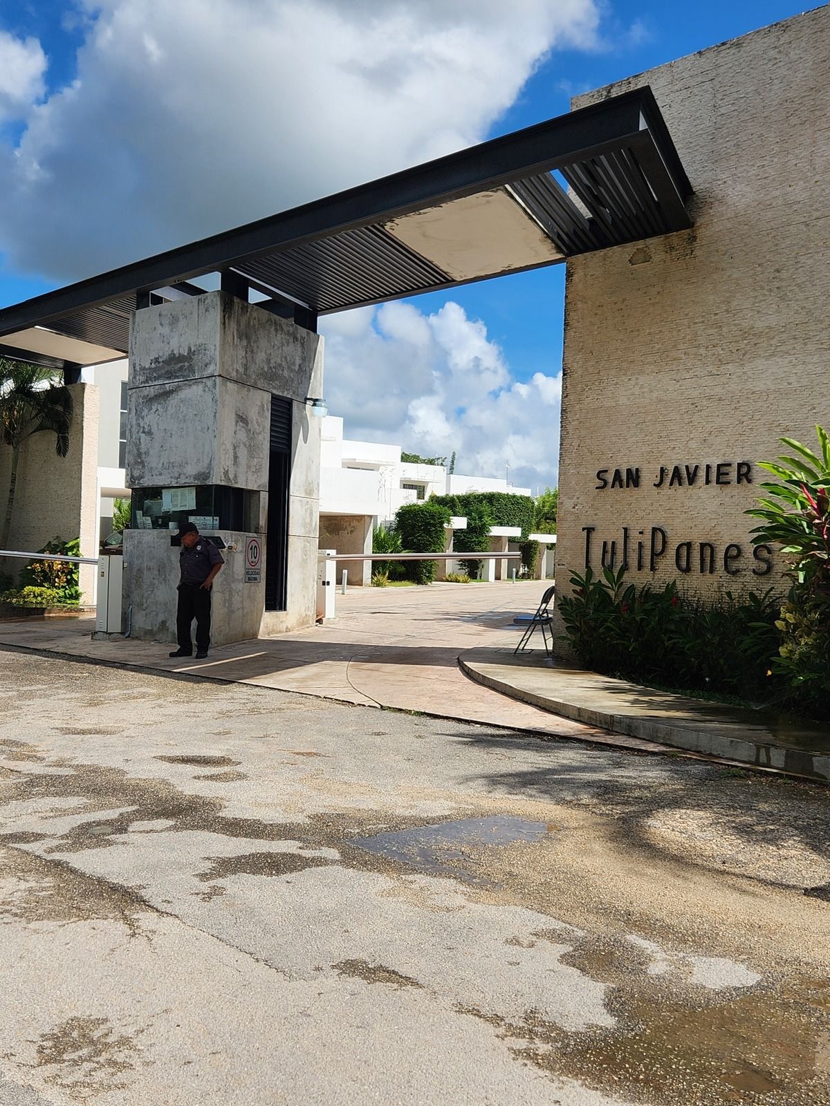 18 de 18: Entrada principal con caseta de seguridad 24/7