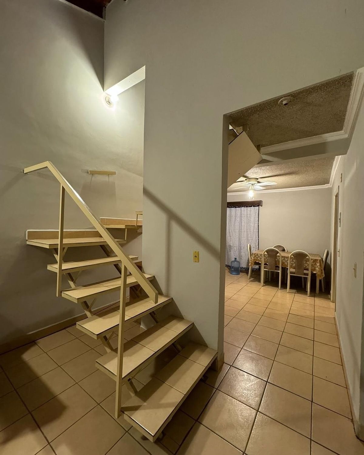 4 of 16: Escaleras y comedor