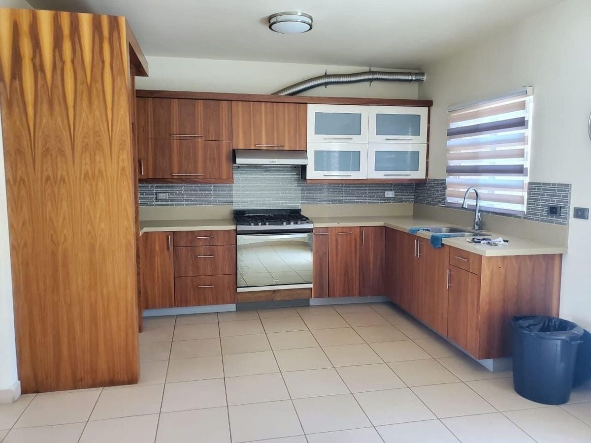 2 of 15: Cocina integral con estufa