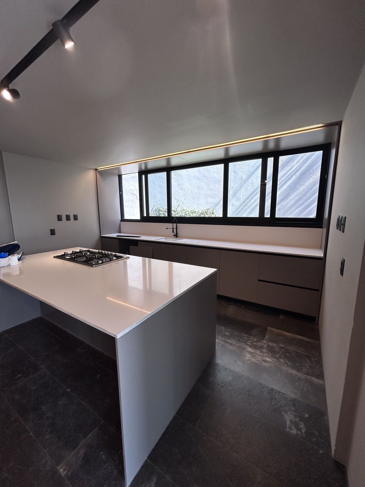 6 de 26: Cocina amplia con barra para bancos