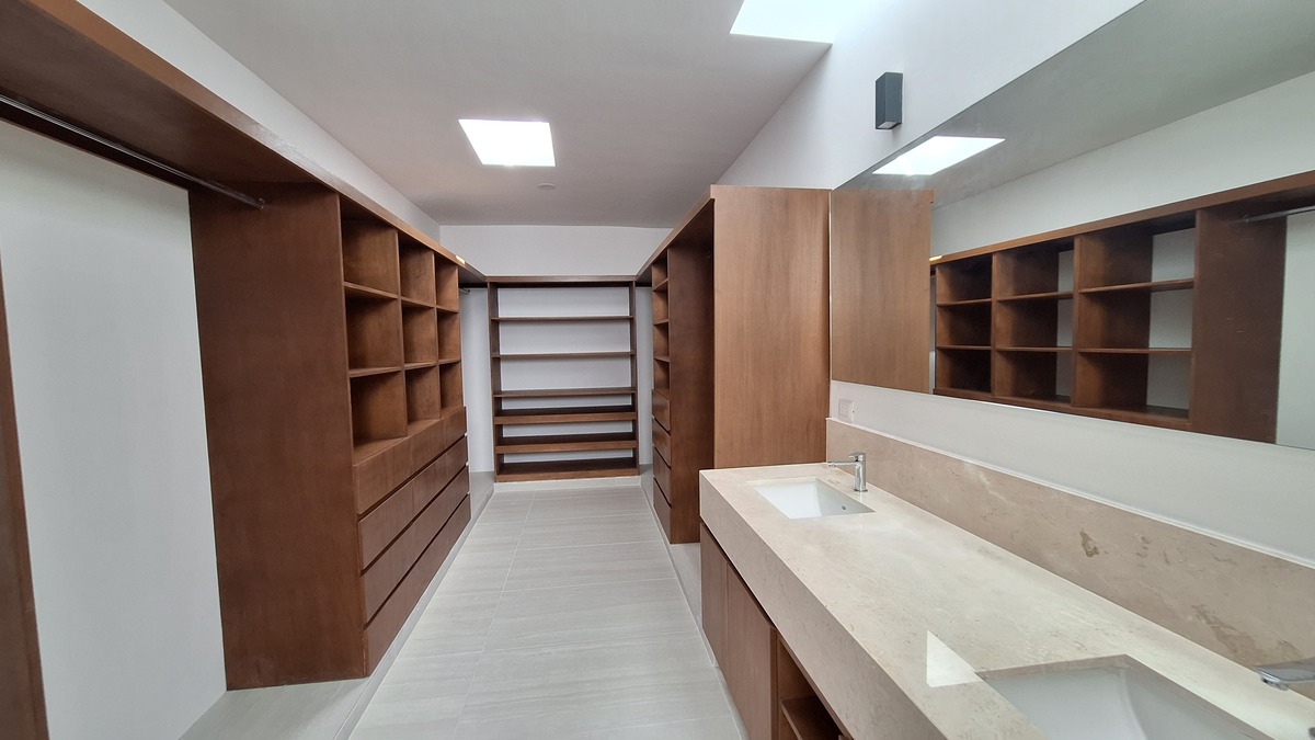 25 de 40: Baño con vestidor