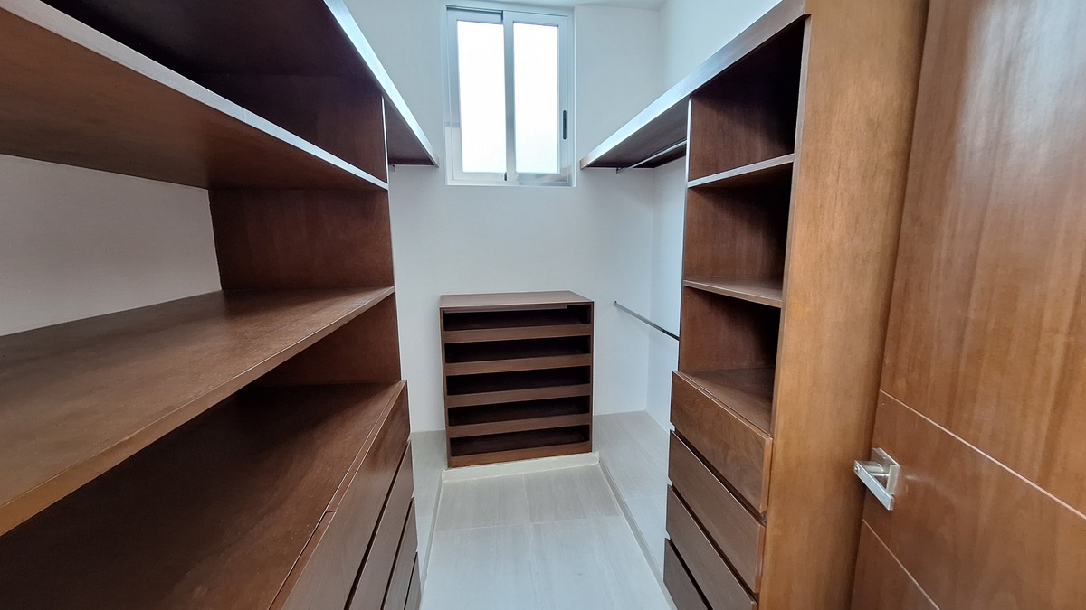 9 de 40: Closet vestidor P.B.