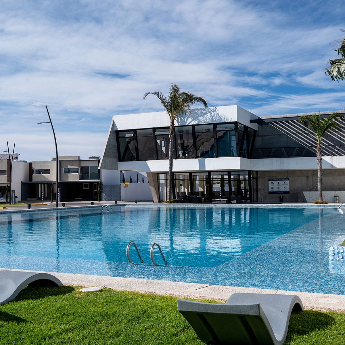 8 de 12: ALBERCA Y CASA CLUB