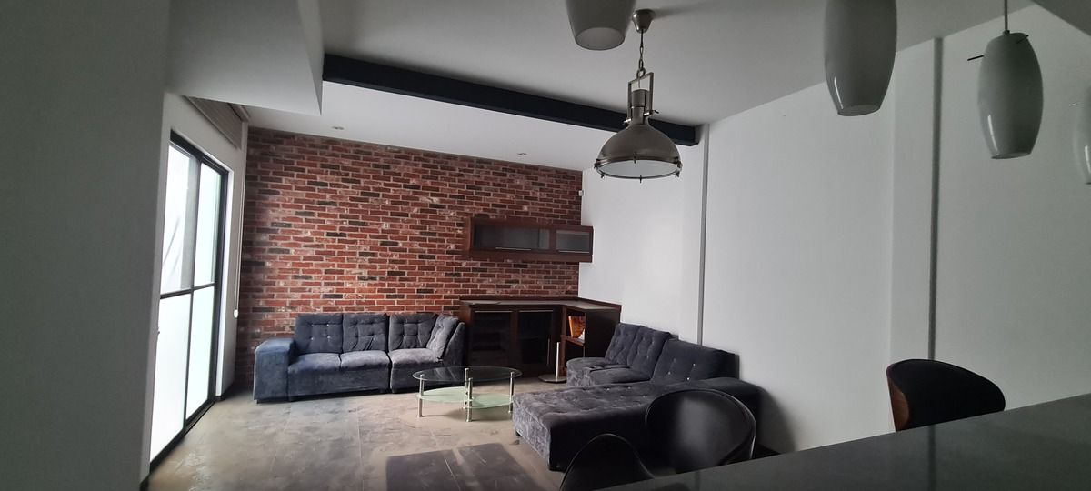 5 de 50: Sala con mueble y lampara