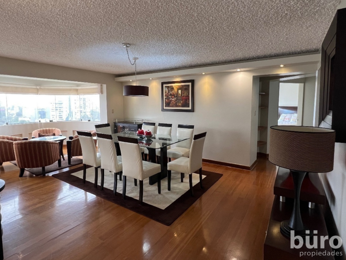 3 de 15: Comedor amplio con espacio para mesa de 10 personas