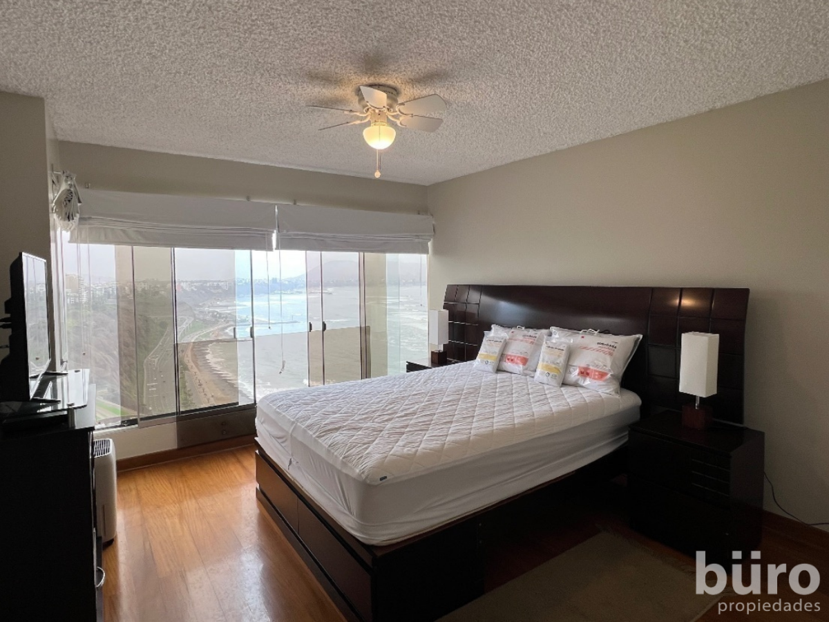 5 de 15: Dormitorio principal con baño privado