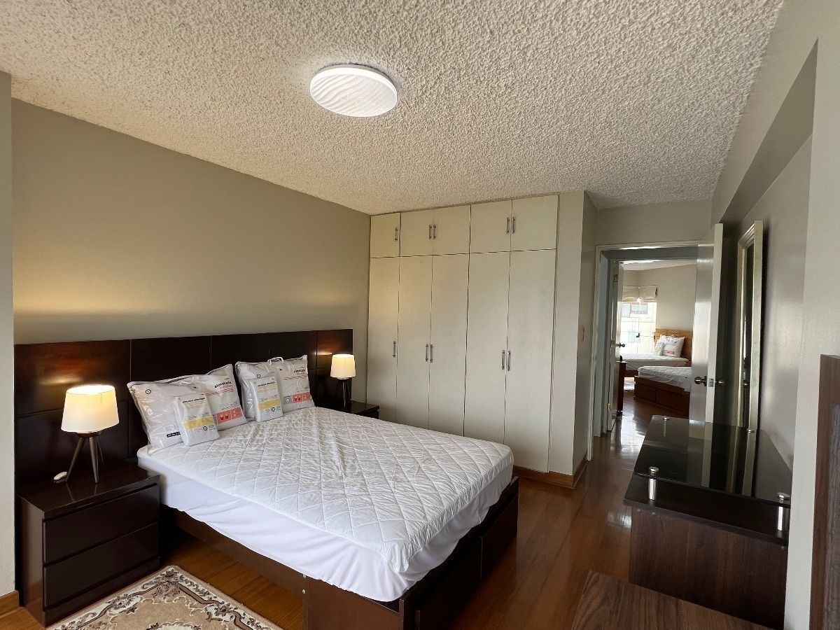 6 de 15: Segundo dormitorio con vista al mar que comparte el baño