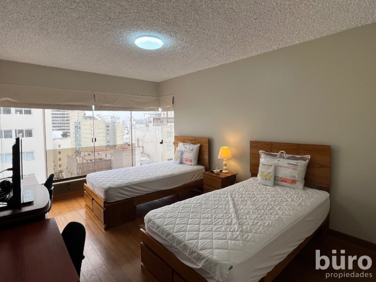 7 de 15: Tercer dormitorio con vista a la ciudad que comparte el baño