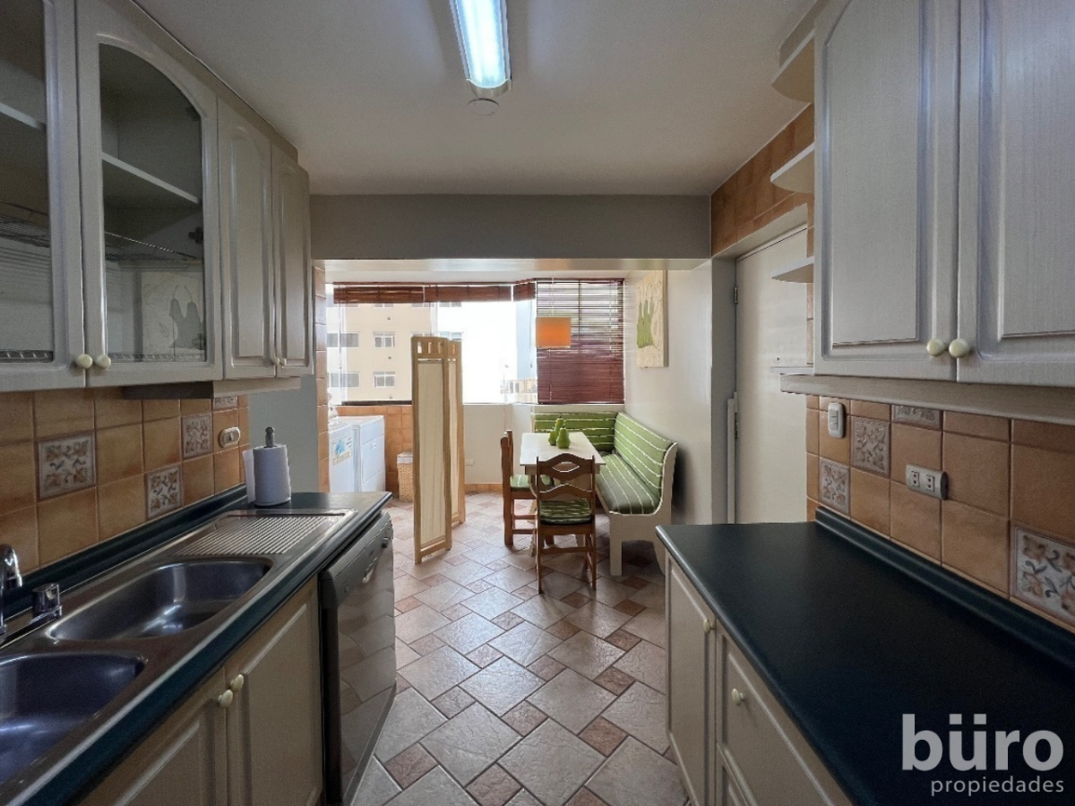 11 de 15: La cocina full equipada con comedor diario