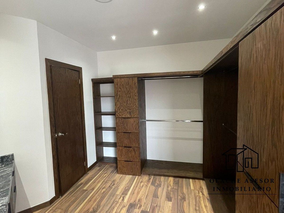 13 of 21: WLAKING CLOSET