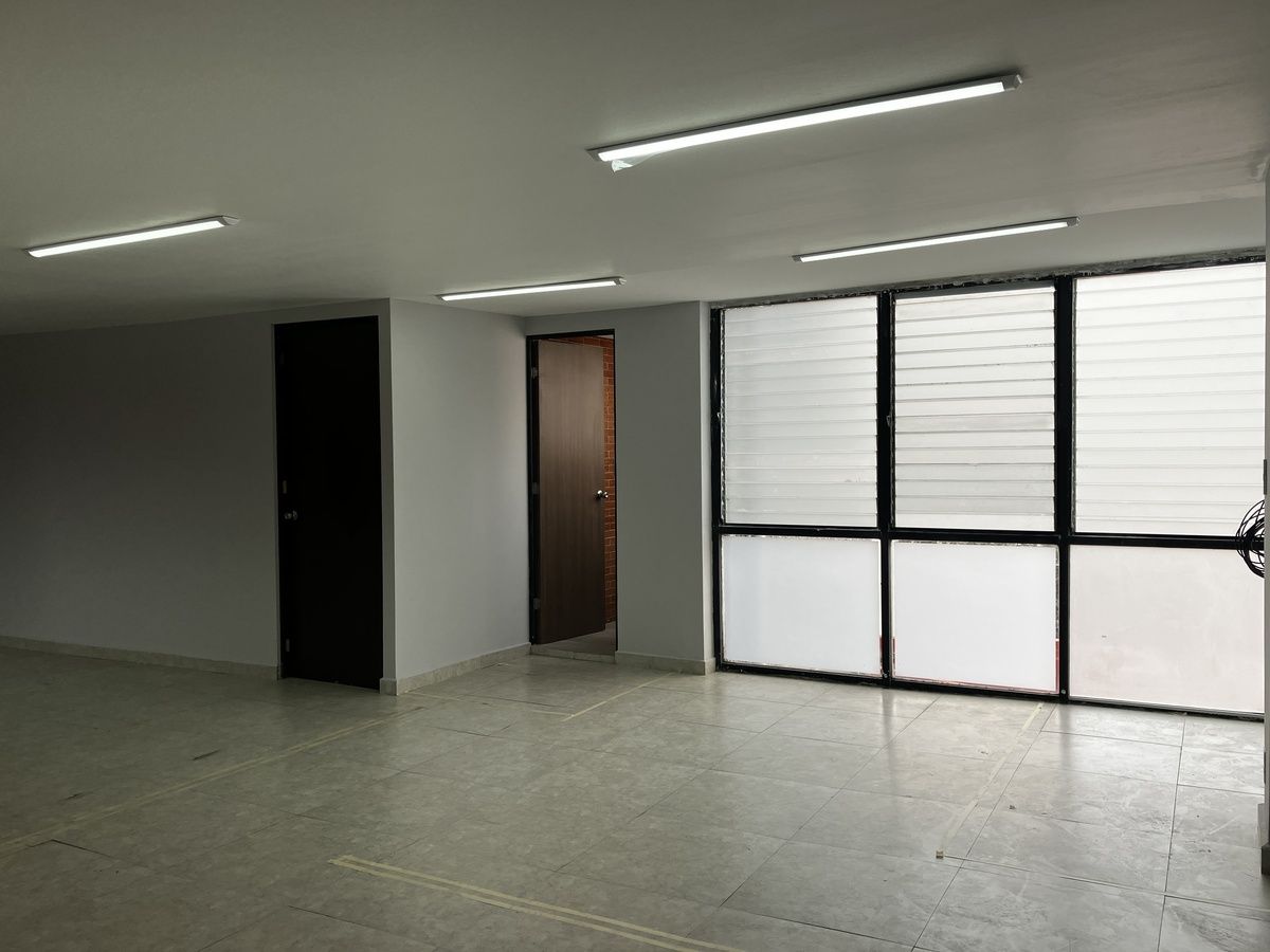 Vista angular acceso puerta principal y baño