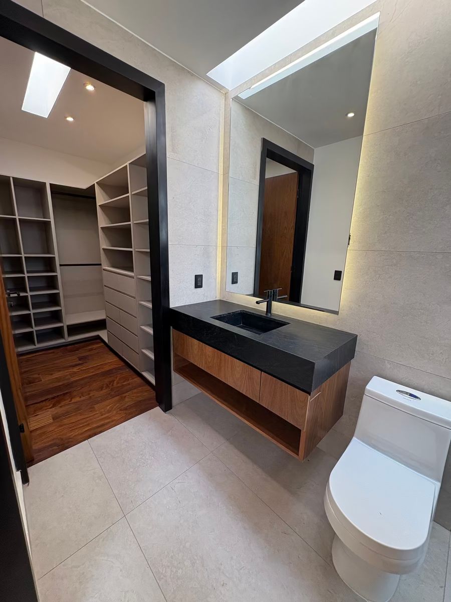 21 de 37: baño y walk-in-closet