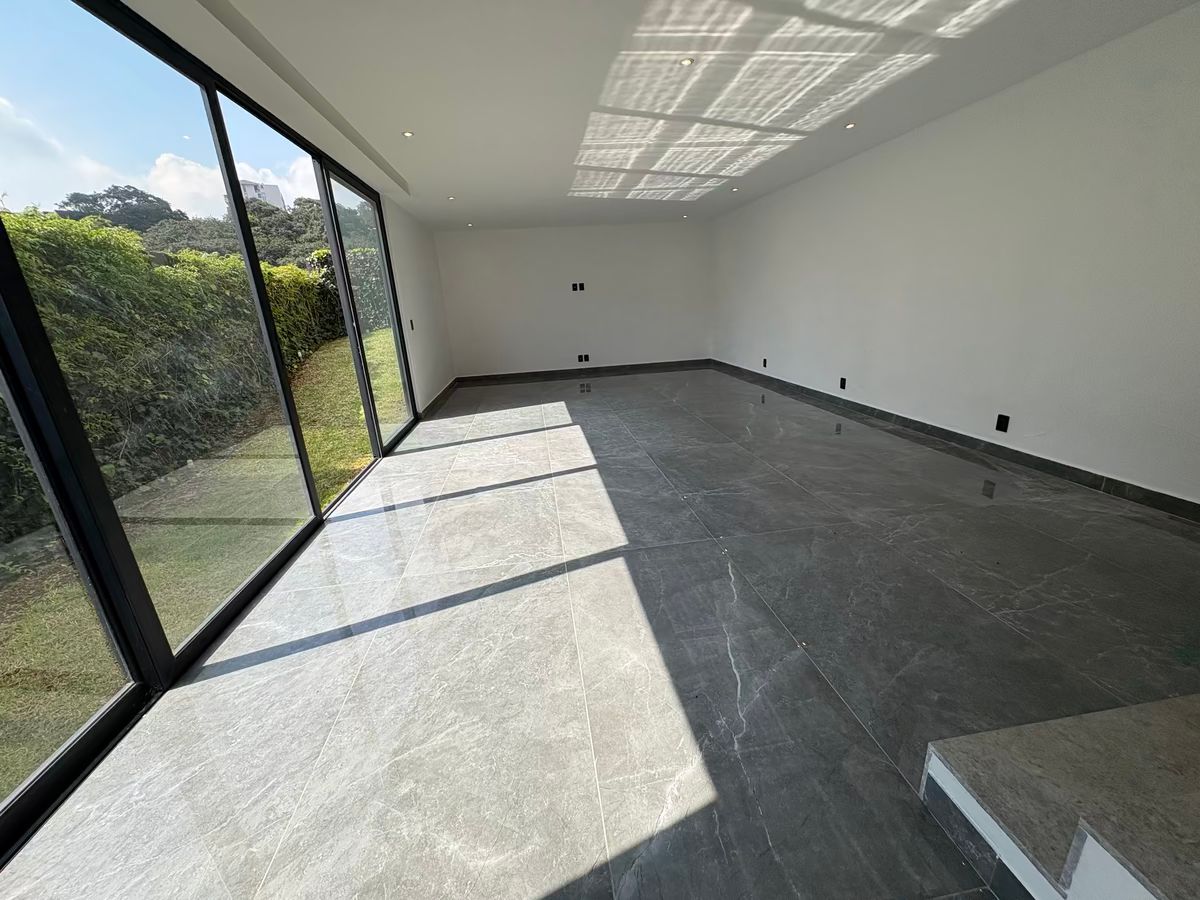 29 de 37: Salón de eventos con salida al jardín