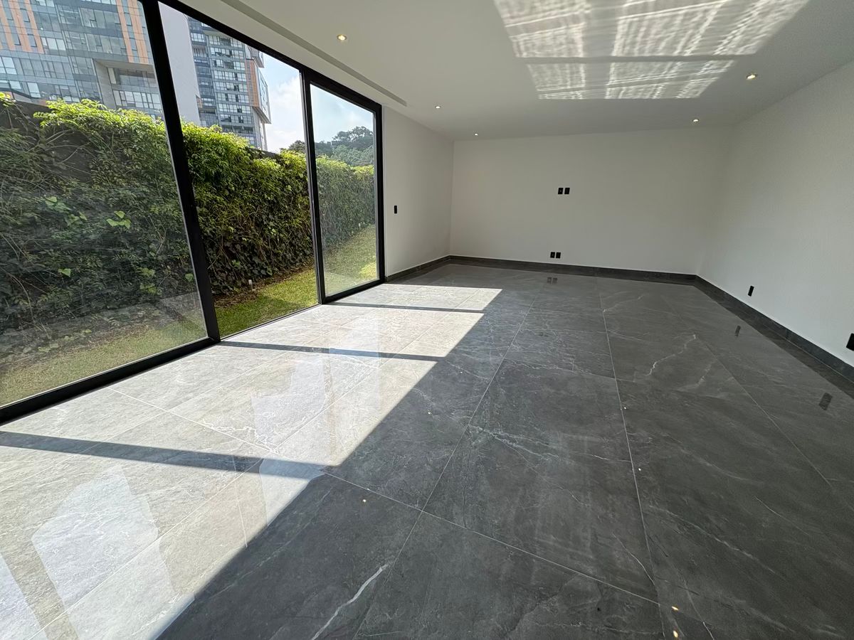 30 de 37: Salón de eventos con salida al jardín