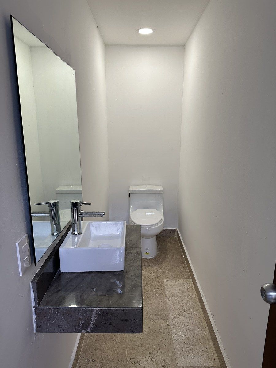 6 de 19: Baño de visitas