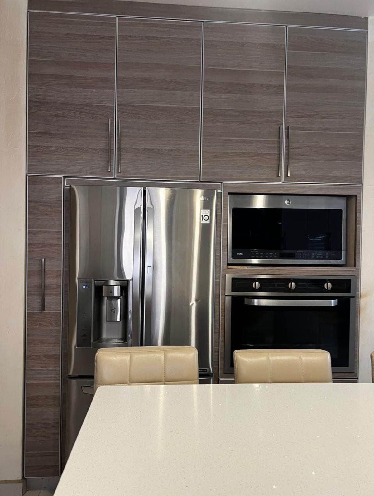 2 de 12: Cocina integral con refrigerador, estufa y microondas