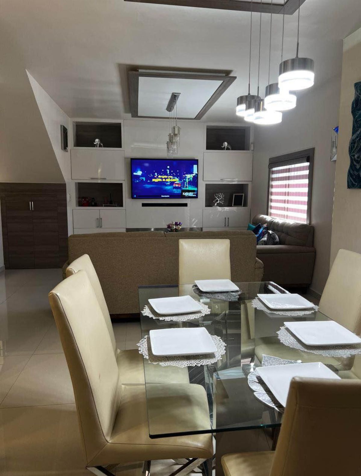 4 de 12: Comedor y sala con TV