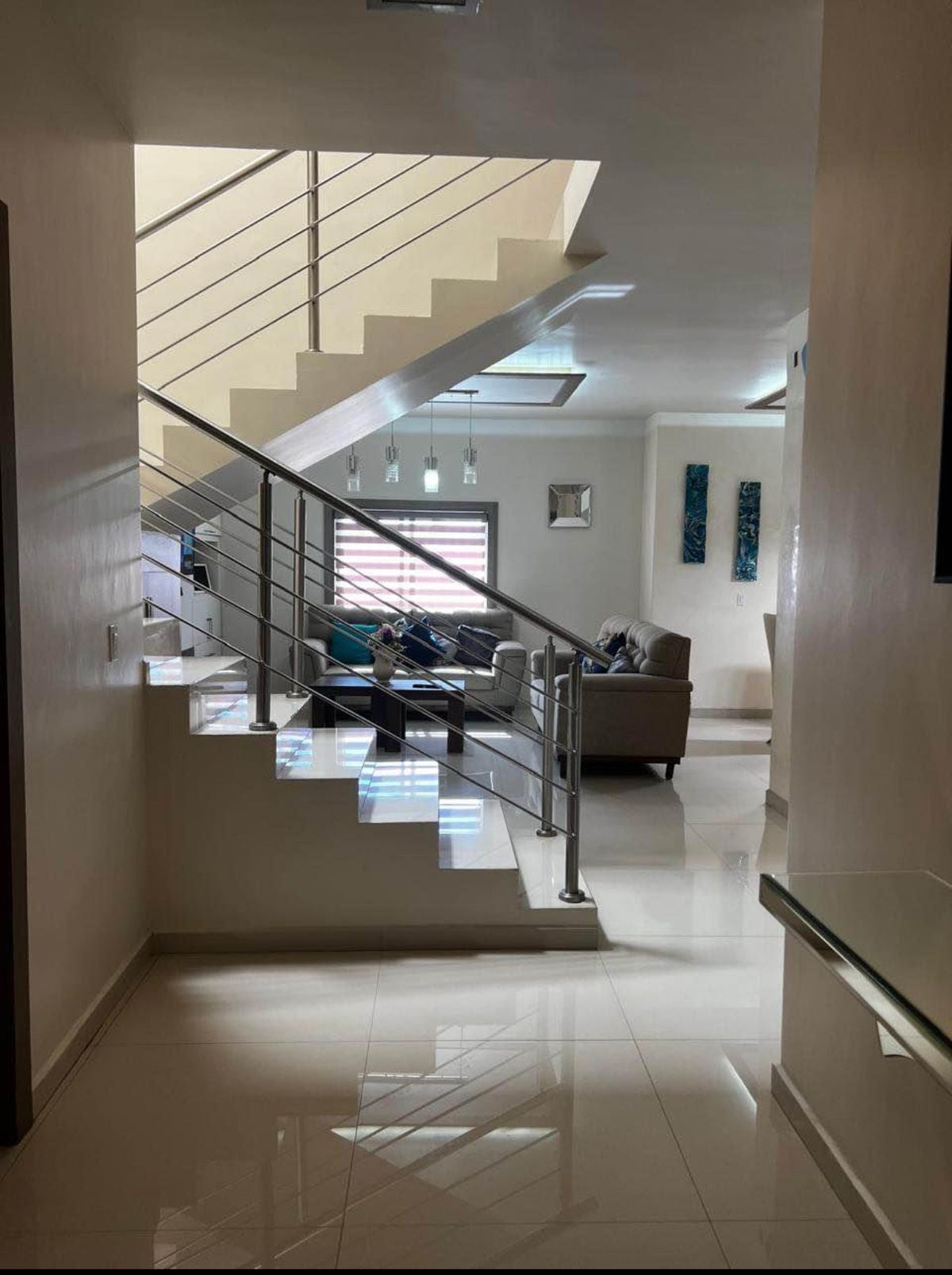 7 de 12: Escaleras y sala