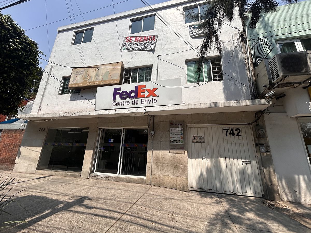 2 de 17: Fachada al edificio