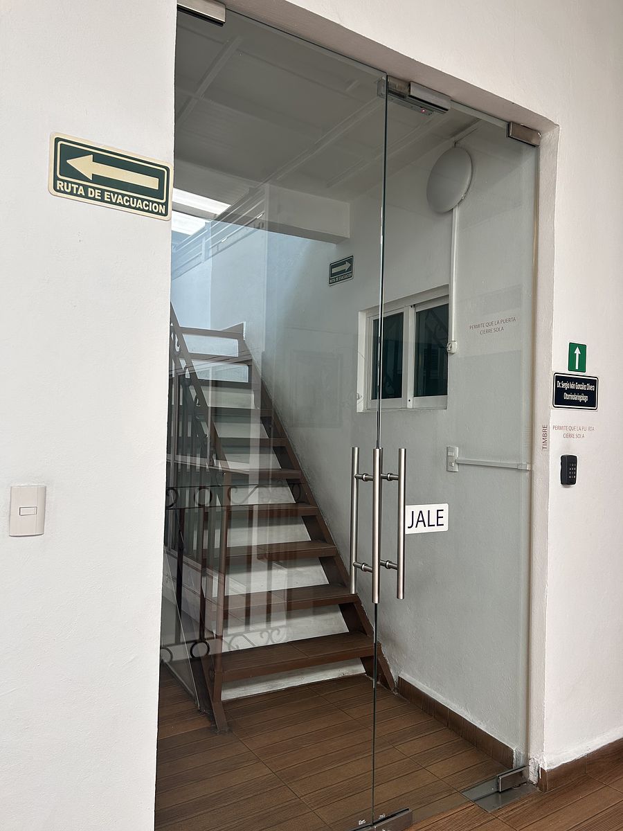 4 de 17: Entrada al conjunto de locales