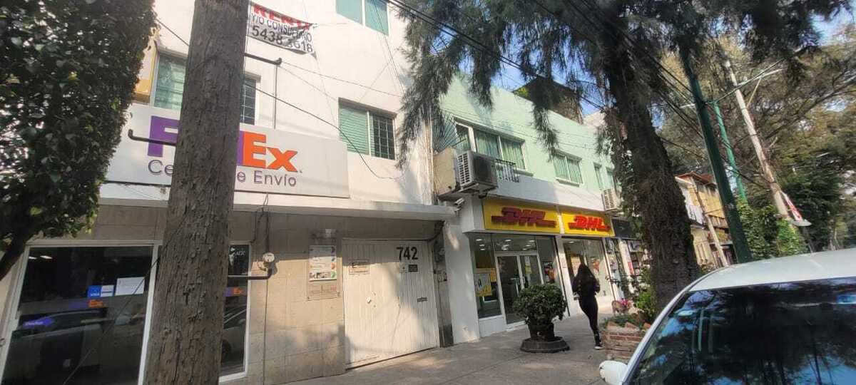 1 de 12: Fachada al edificio
