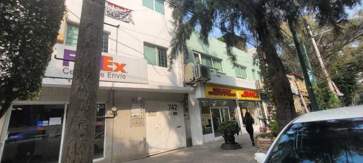 1 de 17: Fachada al edificio