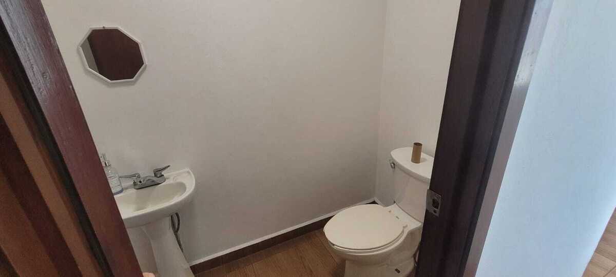 12 de 12: Medio baño propio