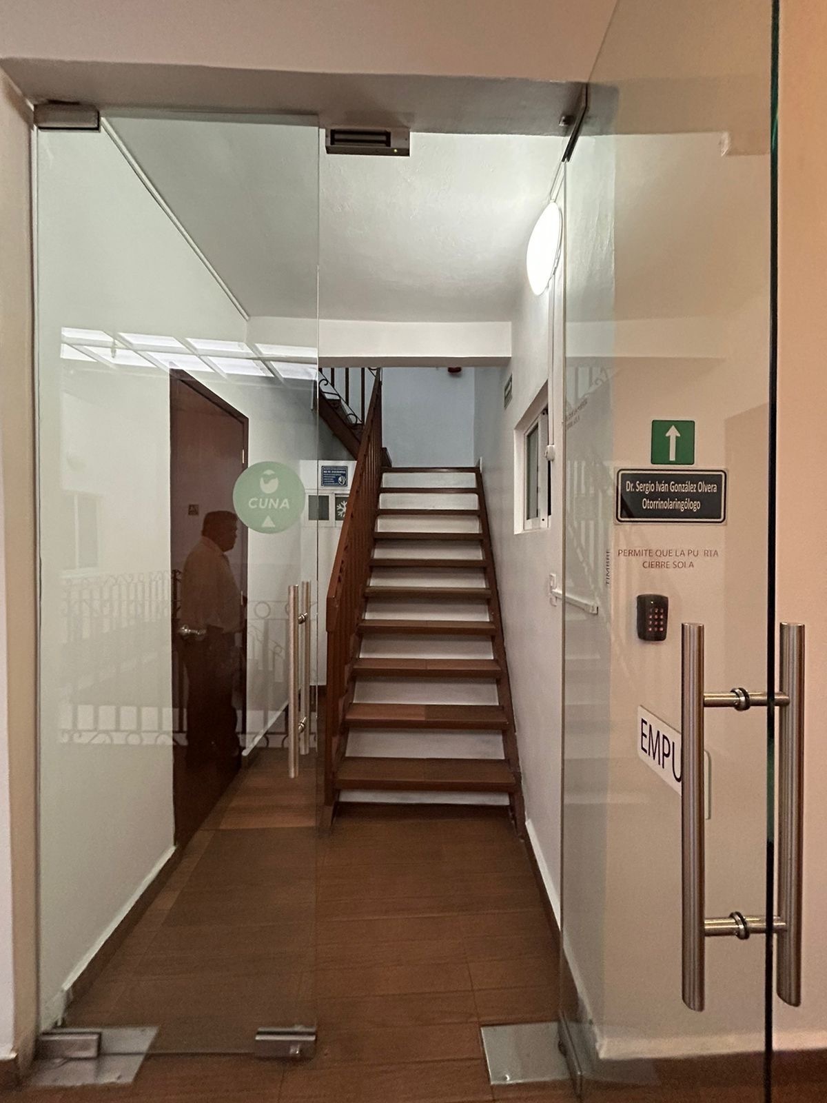 2 de 12: Entrada al conjunto de locales