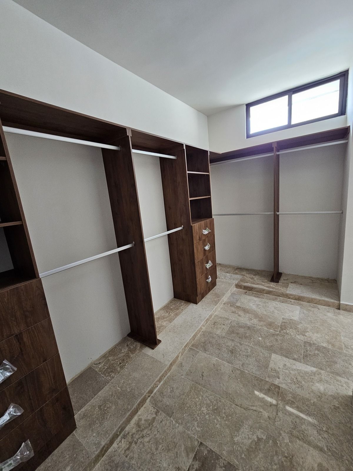 19 of 26: Closet vestidor