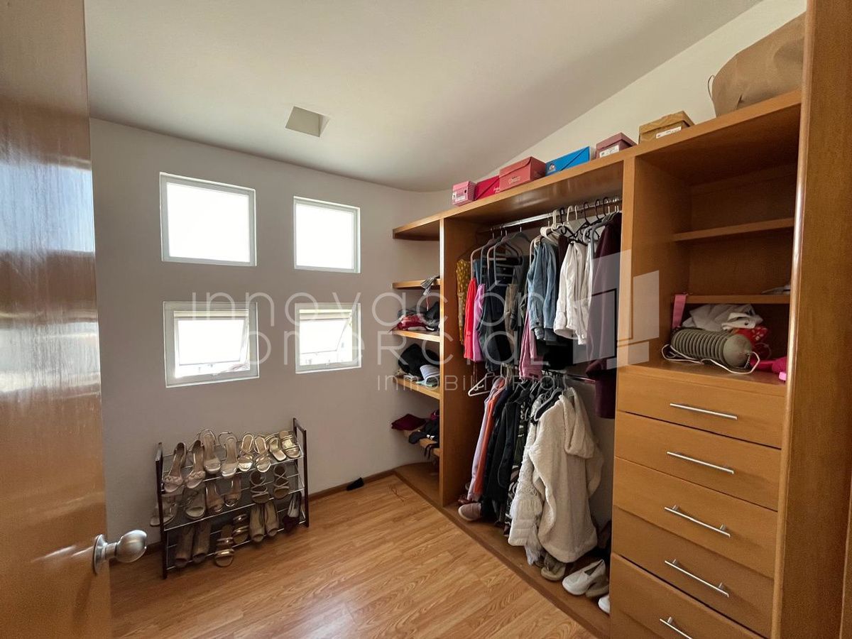 12 de 44: Vestidor
