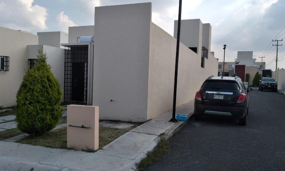 CASA EN VENTA DE CITARA HUEHUETOCA. $690,000 c/PORTÓN ELÉCTRICO D 74 MTS