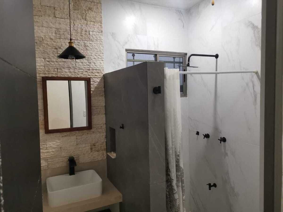 Baño completo de visitas, foto 16 de 19
