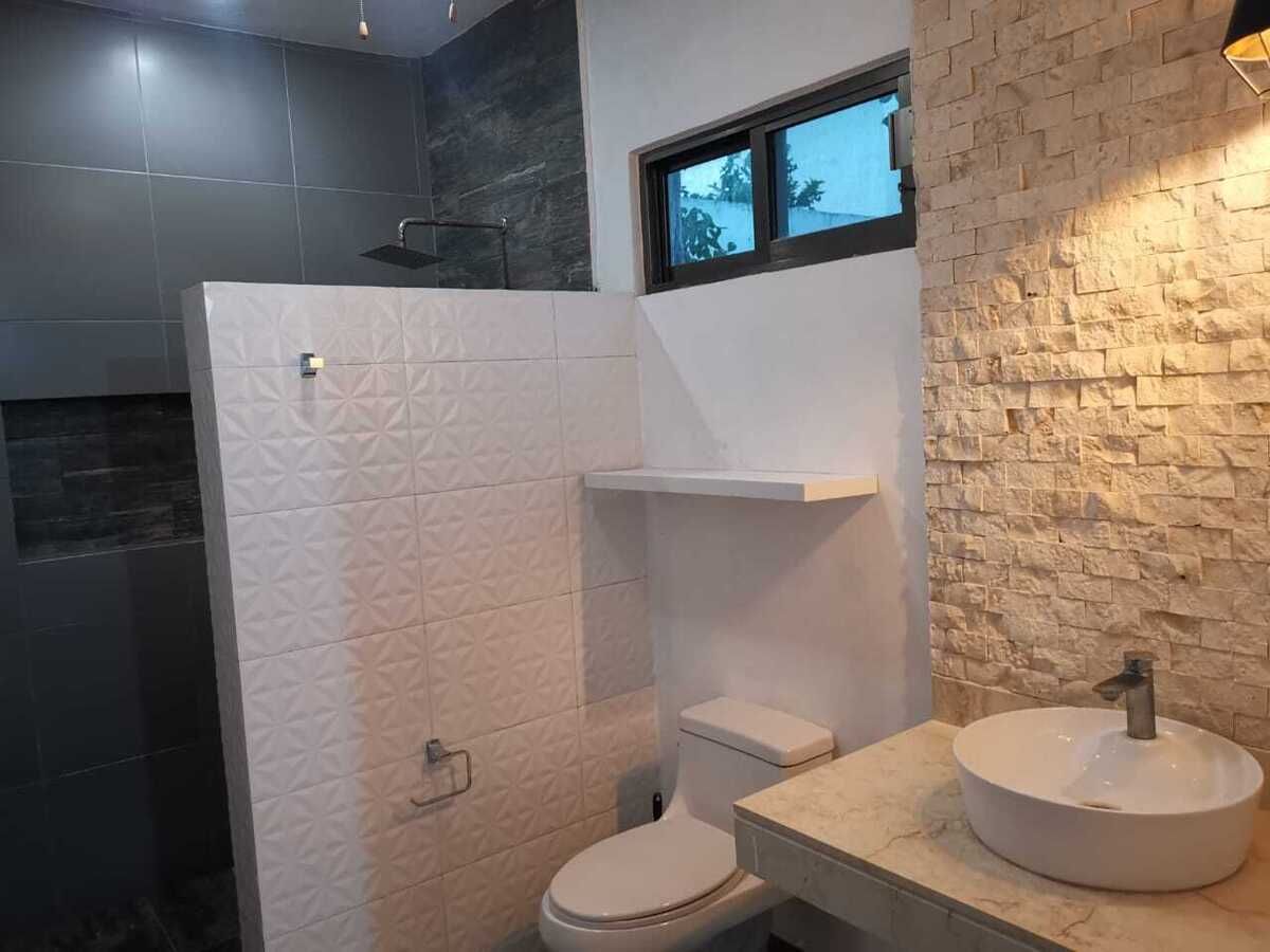 Baño completo de la habitación principal, foto 12 de 19