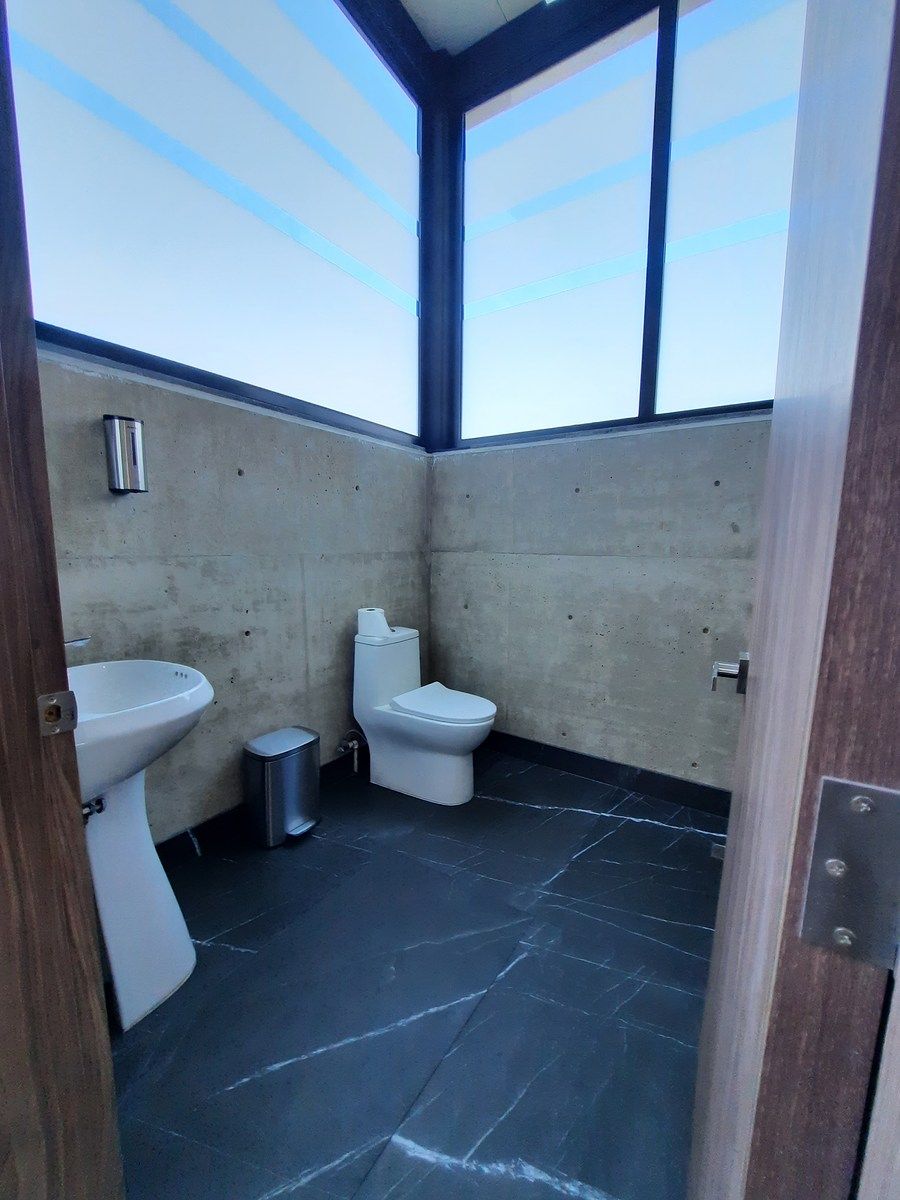 44 de 47: Medio baño del GYM