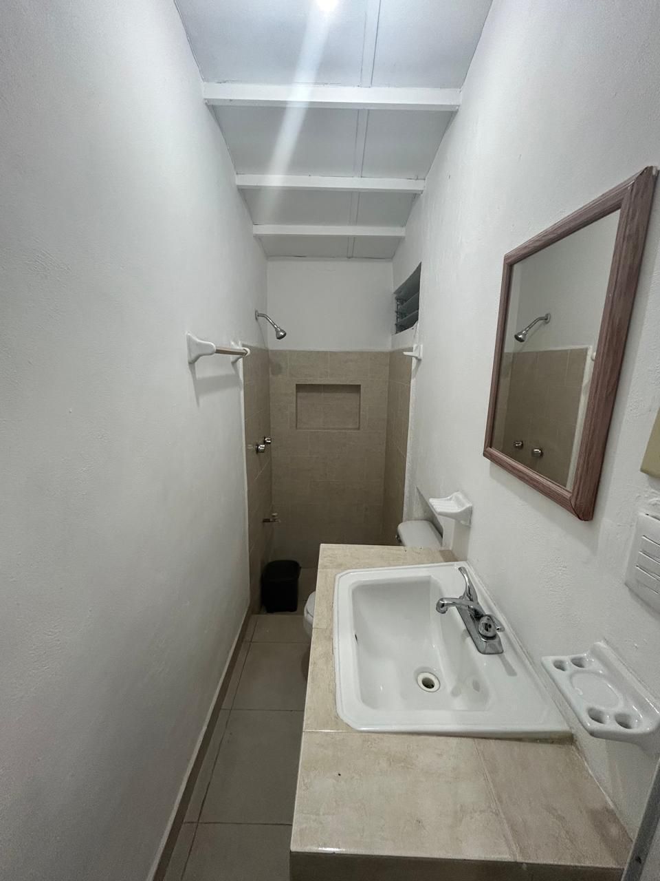 12 of 24: Baño completo habitación en PB