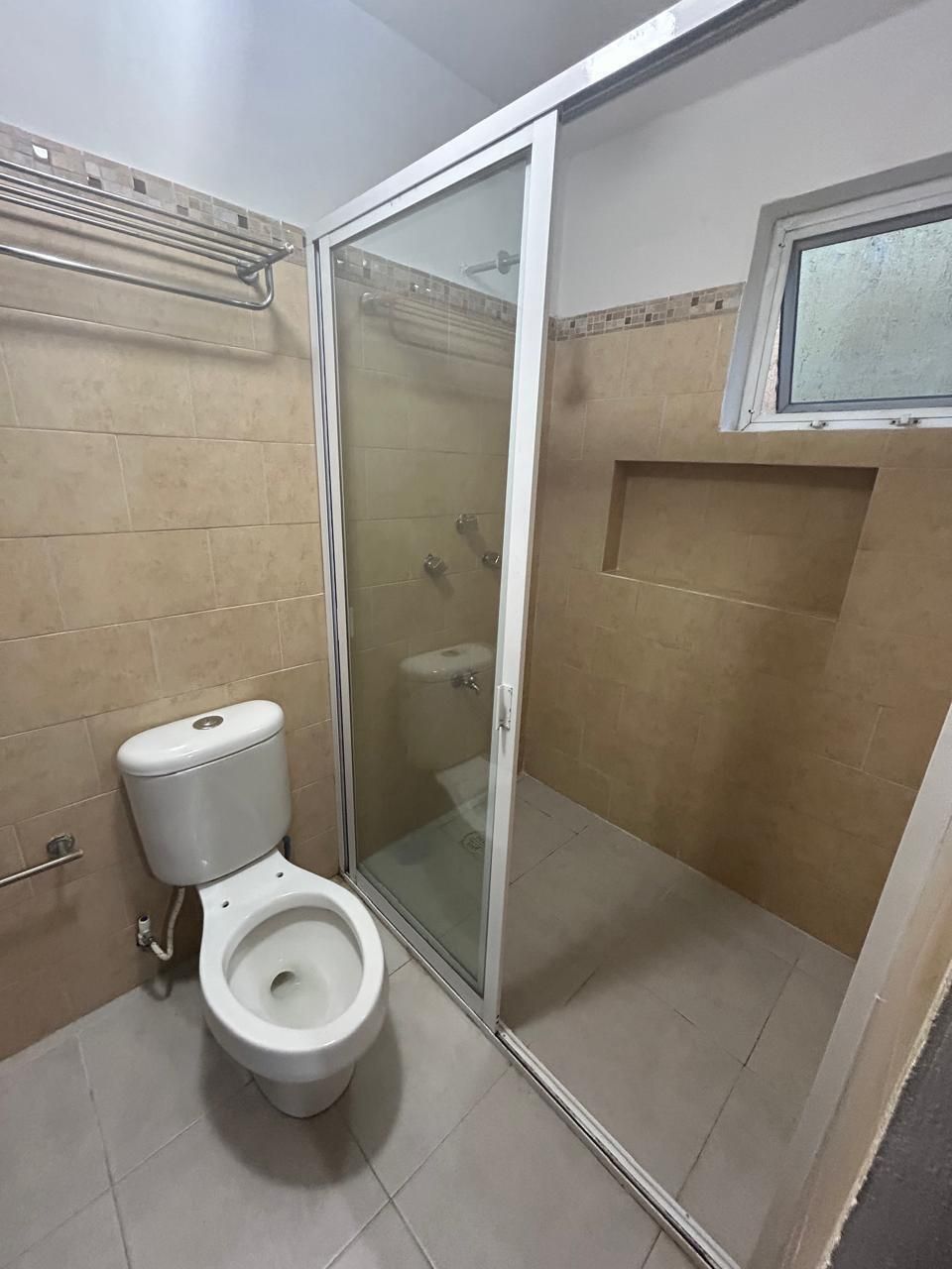 23 of 24: Tercer baño completo