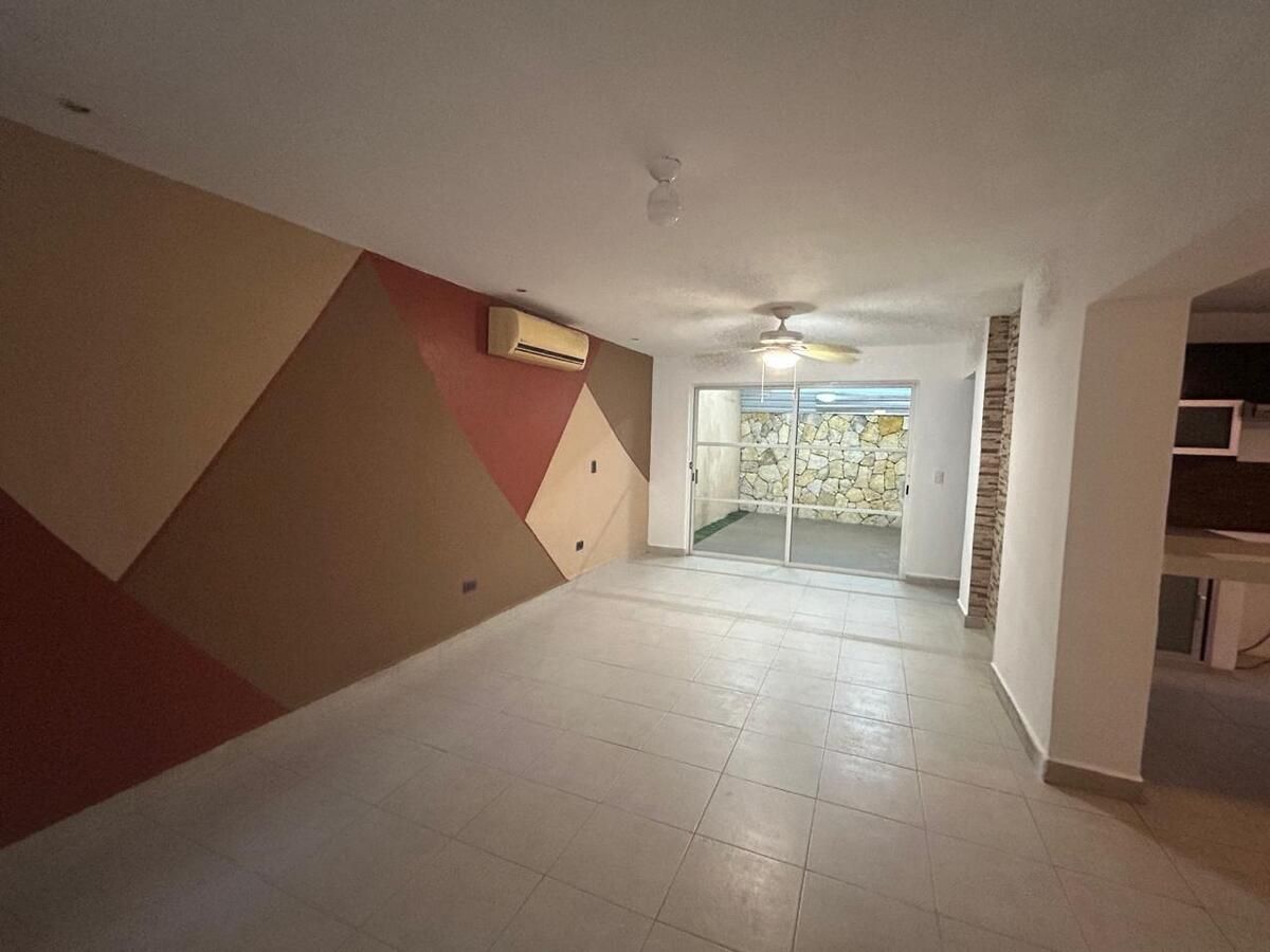 9 of 24: al fondo pequeña area social