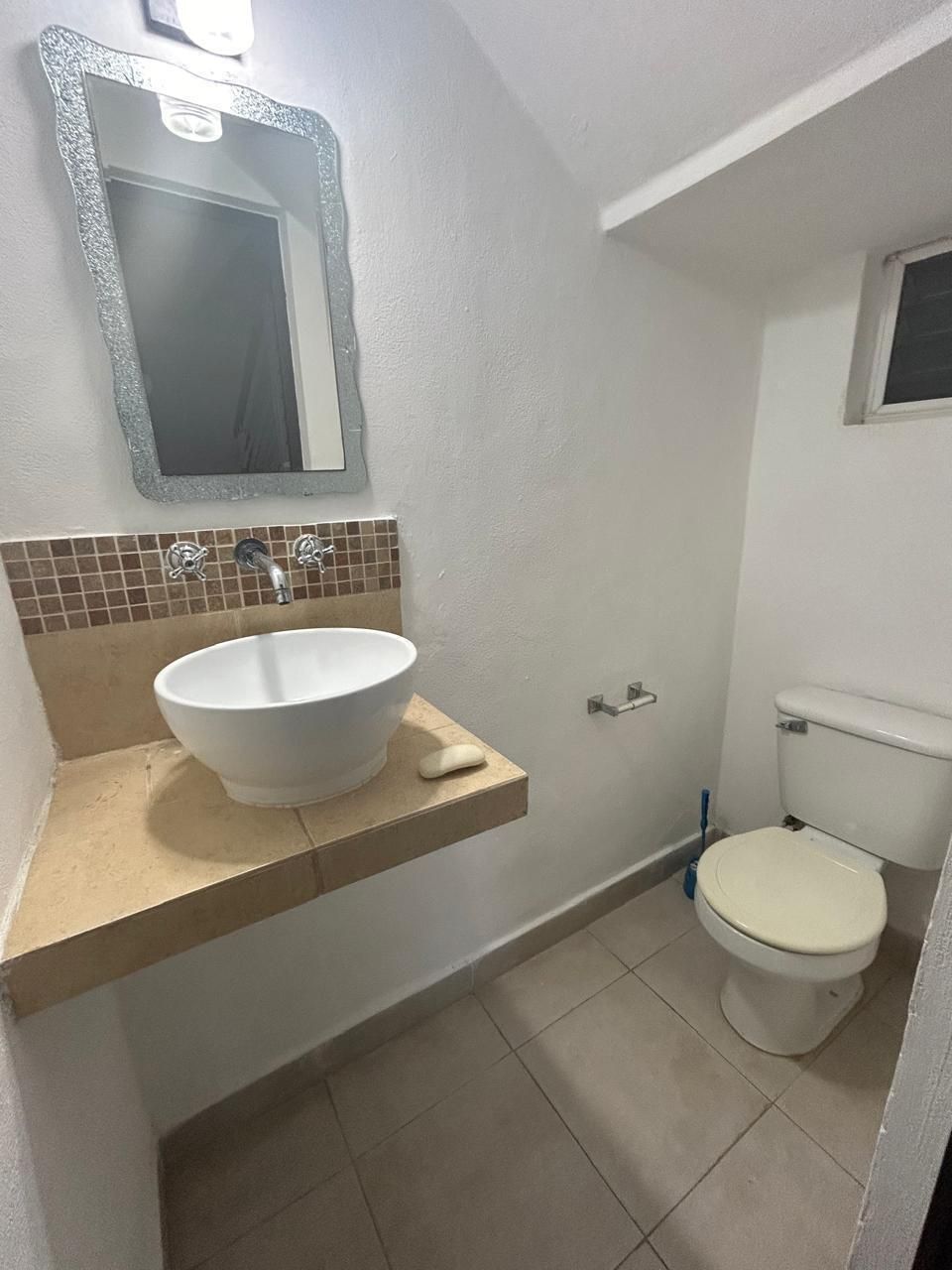 14 of 24: Medio baño de visitas