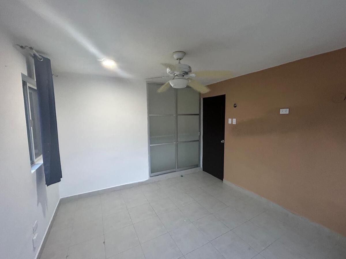 15 of 24: segunda habitación con closet y ventilador