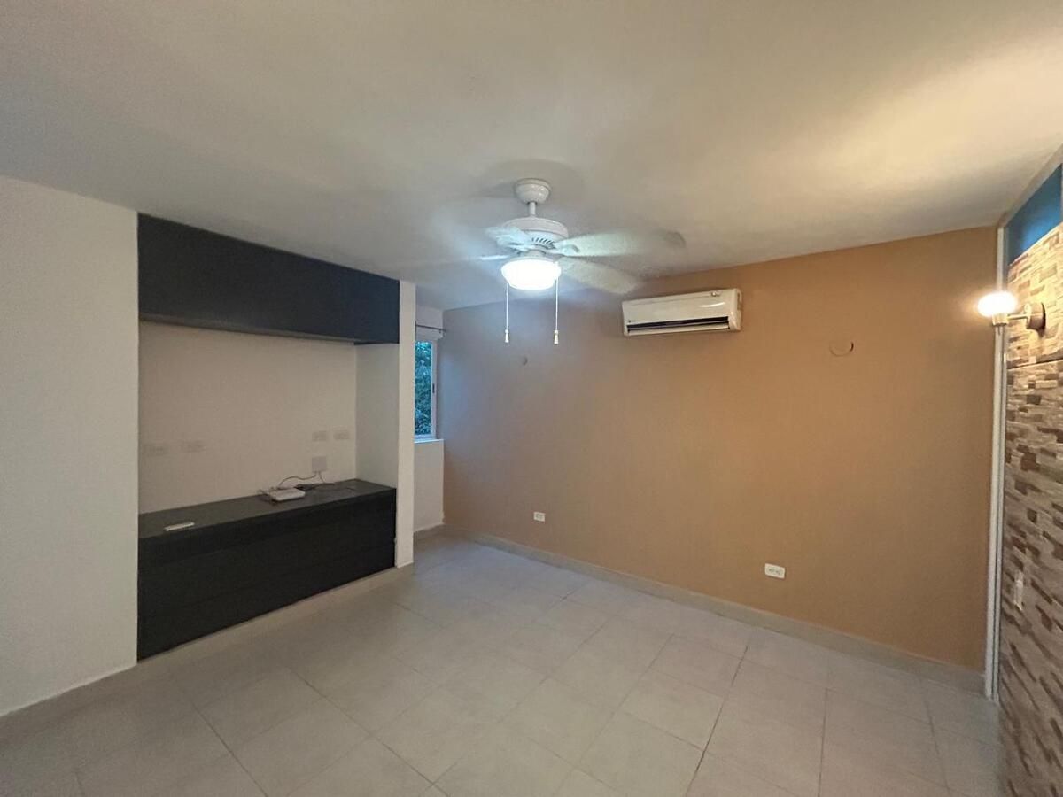 19 of 24: Habitación principal con baño propio