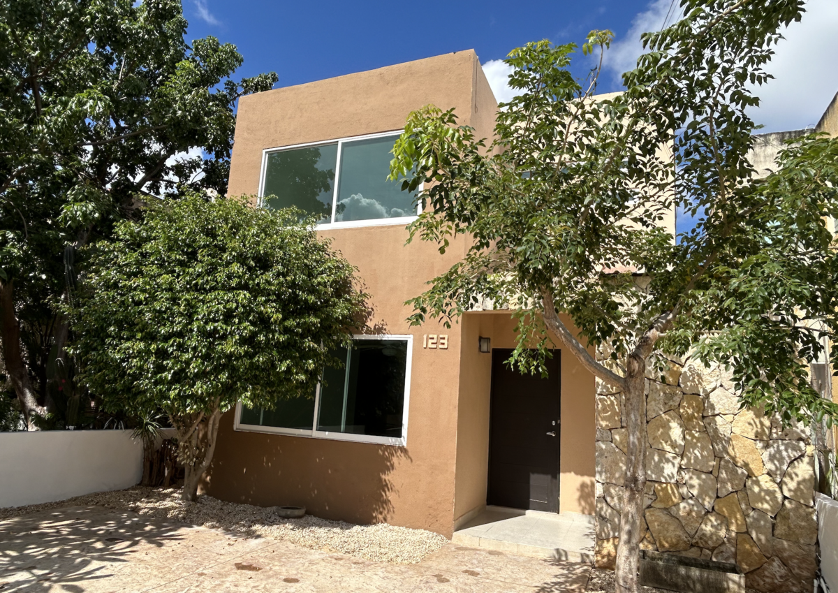 20 of 24: jardín al frente