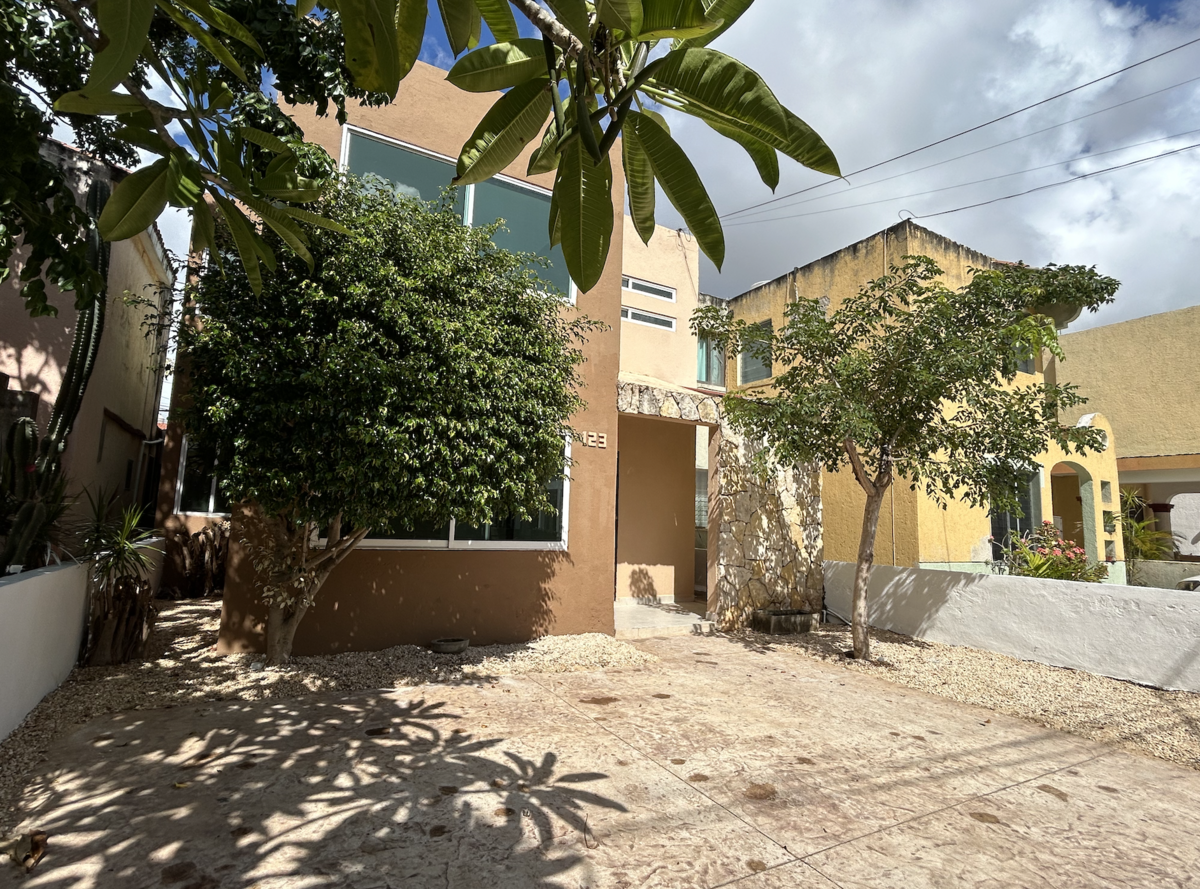 2 of 24: jardín al frente