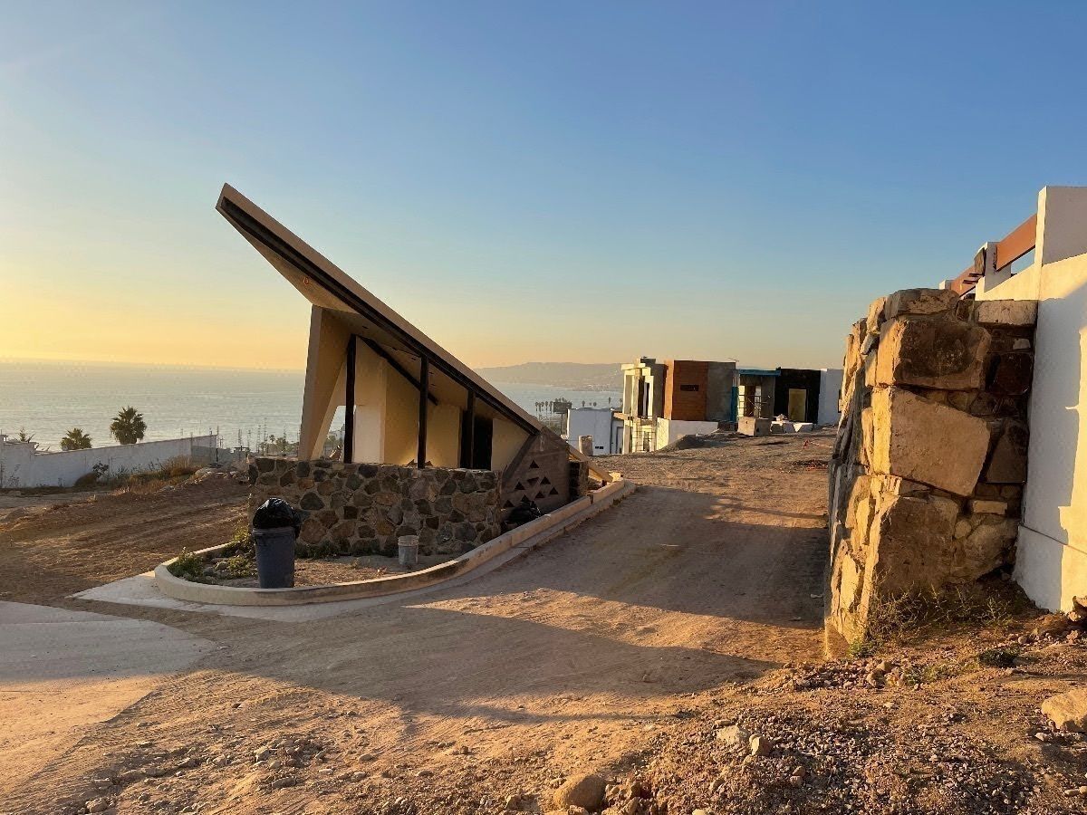 Venta de Terreno en Privada con Hermosa Vista Frente a las Rosas, Ensenada B.C