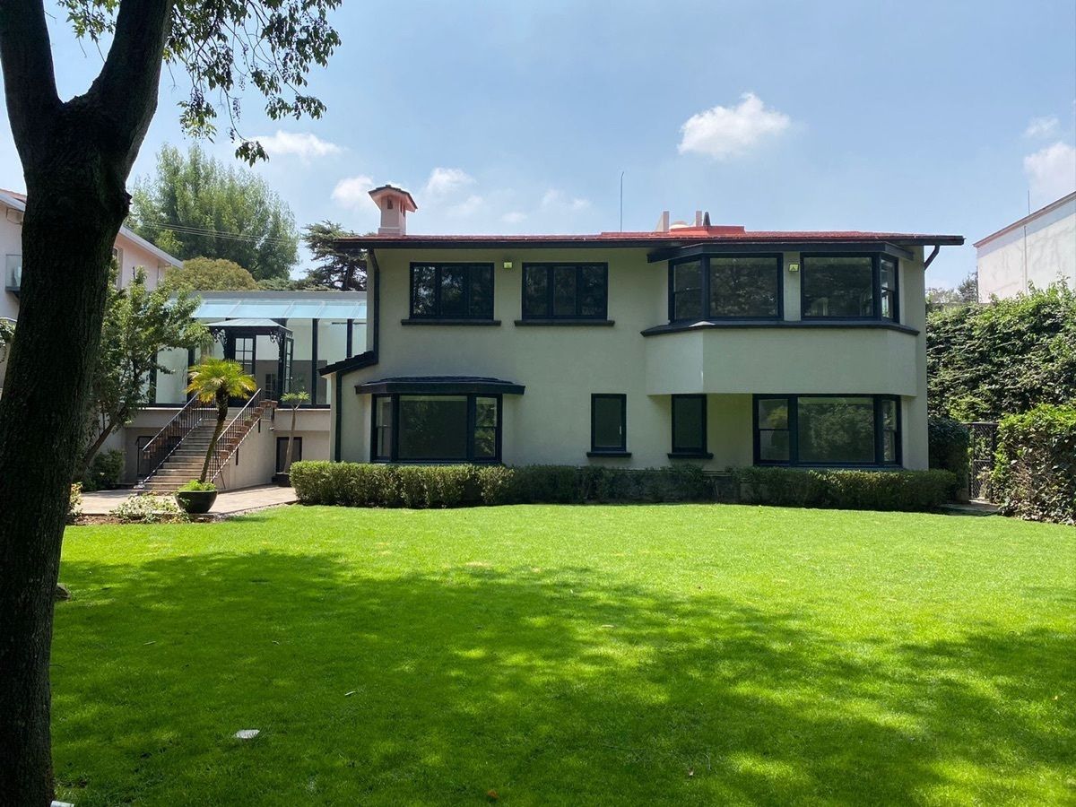 Casa con Hermoso Jardín frente a Barranca sobre Monte Líbano