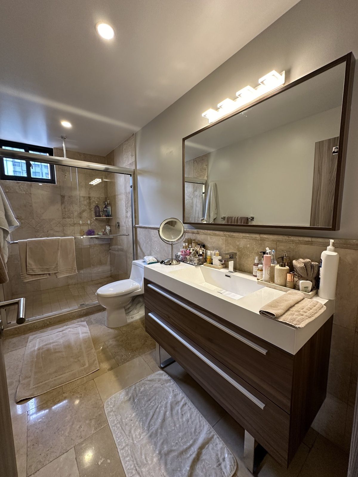 12 of 17: Baño secundario