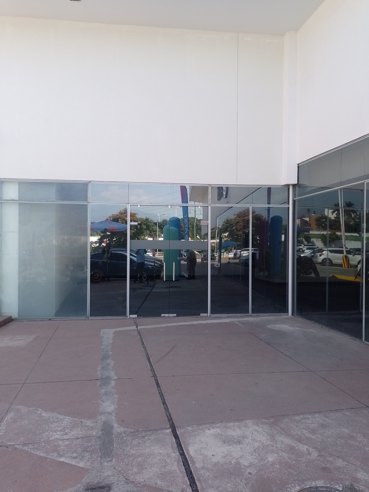3 of 9: Local comercial entrada