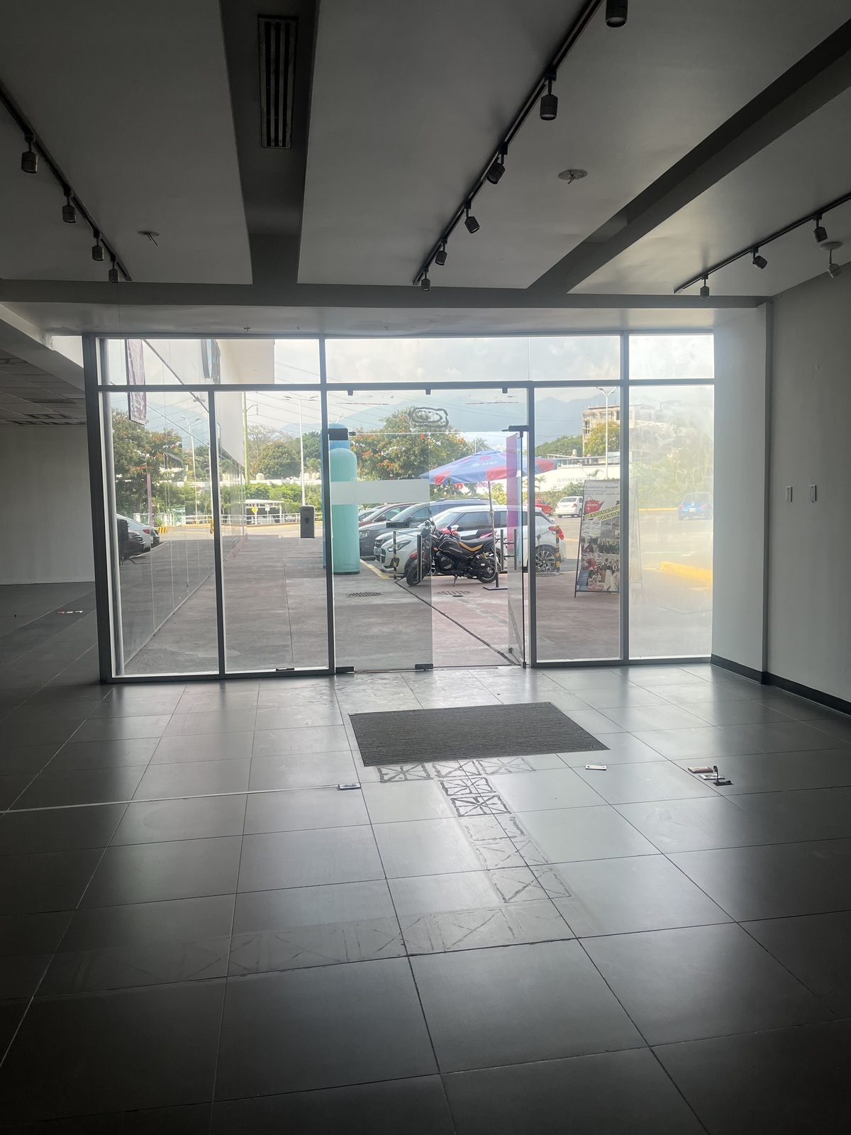 4 of 9: Vista interior de acceso