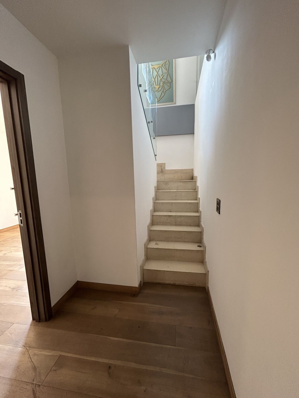 11 de 32: Escalera baja a recamaras