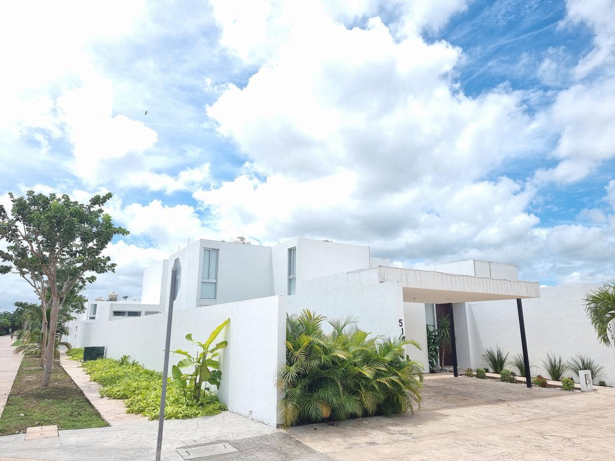 esquina, mantenimiento , internet , jardinería y riego automático incluido. Acep